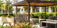 Zona común de un residencial con pérgola, banca y jardín